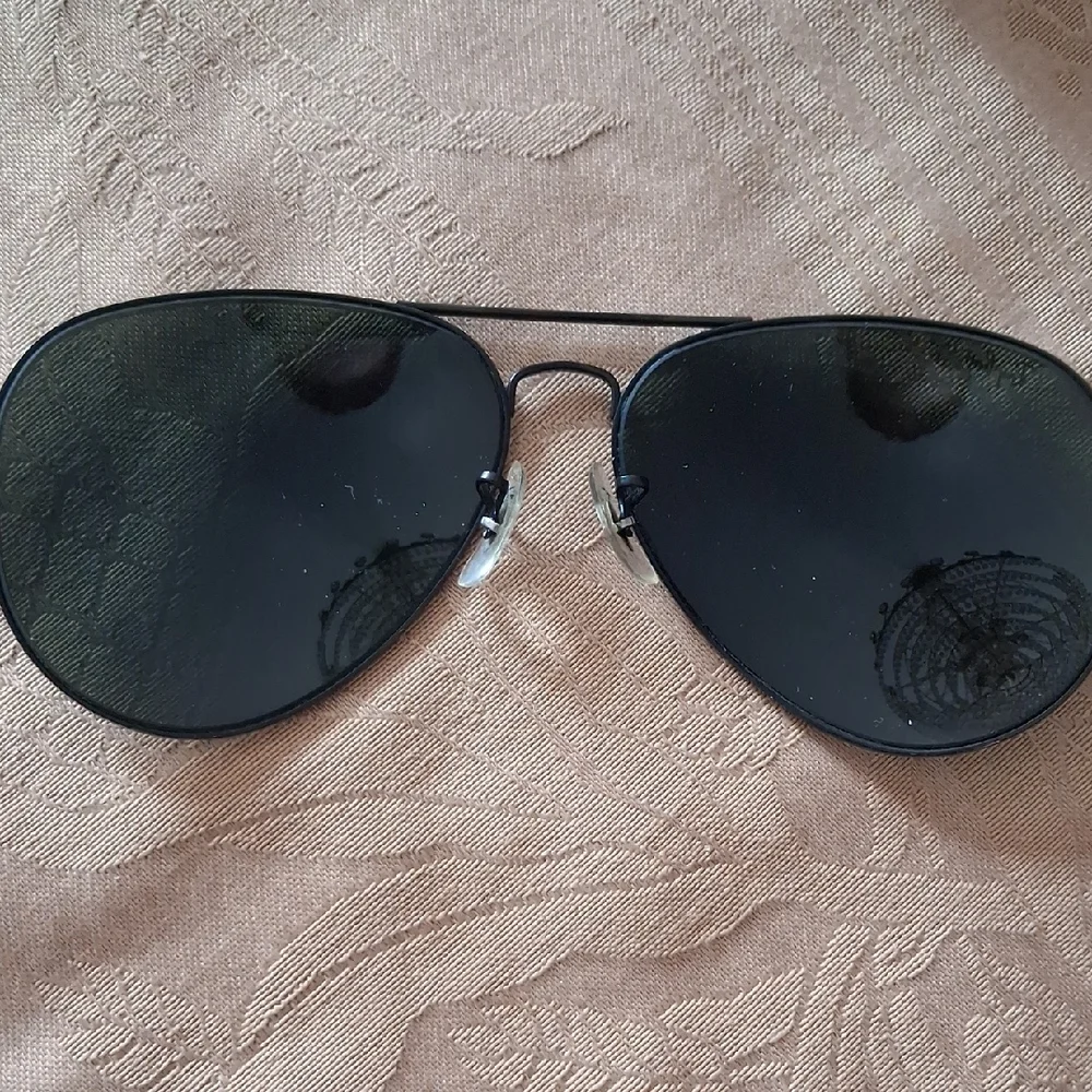 Vintage Ray-Ban Aviator Sunglasses - Black Frame with Dark Lenses - Picture 4 of 10